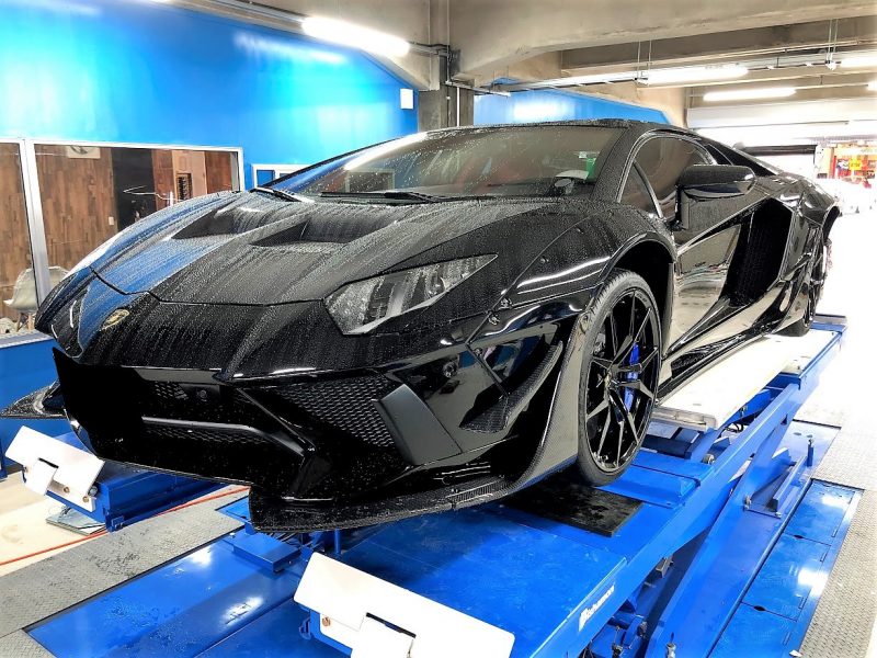 ランボルギーニ、アヴェンタドールのロアリングキット取り付け